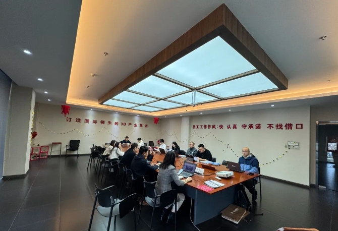 為深入貫徹中共中央、國(guó)務(wù)院印發(fā)的《國(guó)家標(biāo)準(zhǔn)化發(fā)展綱要》，落實(shí)加快數(shù)字化發(fā)展、建設(shè)數(shù)字中國(guó)的戰(zhàn)略部署，和《上海市全面推進(jìn)城市數(shù)字化轉(zhuǎn)型&ldquo;十四五&rdquo;規(guī)劃》，推進(jìn)上海城市數(shù)字化轉(zhuǎn)型標(biāo)準(zhǔn)化建設(shè)，數(shù)造科技積極響應(yīng)這一號(hào)召，成為上海市浦東新區(qū)第一批試點(diǎn)數(shù)字化改造企業(yè)之一，并順利通過驗(yàn)收。  圖片  圖片  圖片  圖片  圖為上海市城市數(shù)字化轉(zhuǎn)型工作領(lǐng)導(dǎo)小組部分領(lǐng)導(dǎo)和南匯工業(yè)園區(qū)領(lǐng)導(dǎo)、上海數(shù)造領(lǐng)導(dǎo)班子成員參加數(shù)字化改造驗(yàn)收答辯  圖片  參觀上海數(shù)造大廳的數(shù)字化制造&ldquo;黑湖小工單&rdquo;生產(chǎn)工序看板  數(shù)造科技自成立之初，創(chuàng)始人趙毅博士就以&ldquo;數(shù)造&rdquo;為企業(yè)命名，蘊(yùn)含數(shù)字化制造和變革的深遠(yuǎn)意義，與此時(shí)政府推進(jìn)聚焦制造業(yè)與數(shù)字化改造深度融合。未來，數(shù)造科技將不斷提升公司智能化、數(shù)字化、信息化改造力度，全面提升公司綜合管理和運(yùn)營(yíng)水平，著力實(shí)現(xiàn)智能制造高質(zhì)量發(fā)展。